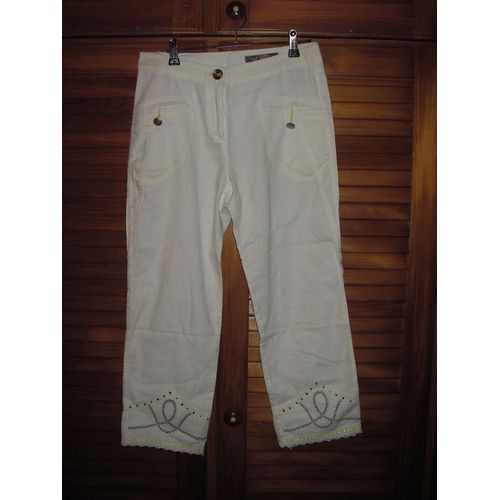 Pantacourt Li Jion Fashion ,100% Coton ,Taille Fr 38 Us 28-29 , Blanc ,Fil Jaune ,Strass ,Broderies ,Dentelle Aux Bas Des Jambes ,Fermeture Par Bouton + Zip ,2 Poches Boutonnées À L'avant .