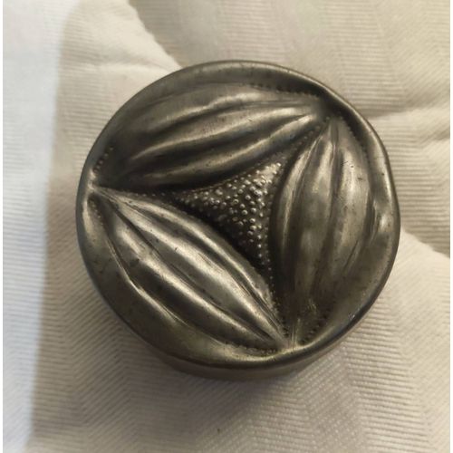 Boite A Pillule Tres Ancienne, Plomb Ou Etain..? Diametre: 6cm, Comporte Une Signature Au Dos