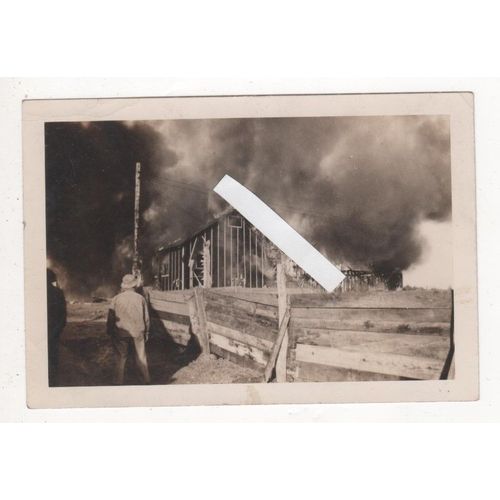 Photo Guerre 1939 45 Ww2 Bombardement Incendie Hangar En Feu  Fumée Rangers Gi´S Debarquement Normandie Campagne De France Us Army