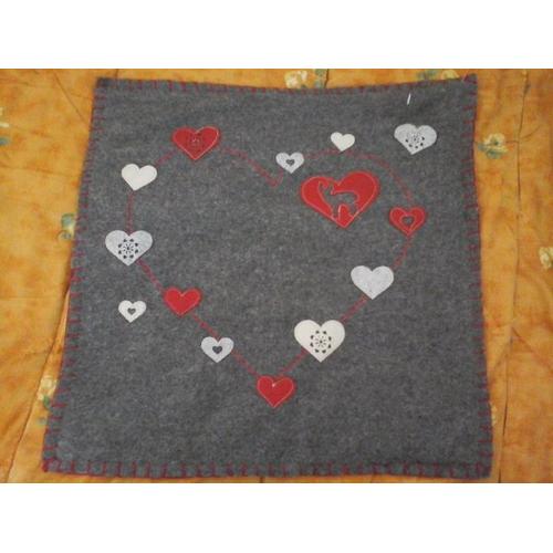 Housse De Coussin Laine 40 X 40 Cm Déclinaison De Coeurs Multicolorse Sur Fond Gris Foncé Accroche