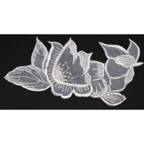 Application De Mercerie, Fleurs Blanches Avec Coeur Enperlé, Pas De Support Spécifique (Le Fond Noir N'est Que Pour La Photo)