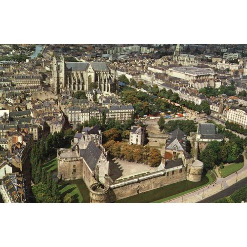 Carte Postale Couleur - 15 - Nantes Vue D'ensemble Du Château Des Ducs De Bourgogne- A L 'arriere Plan La Cathedrale - Editions Pierre Artaud Et Cie - Cliche Aerien Heurtier - Editions Du Gabier