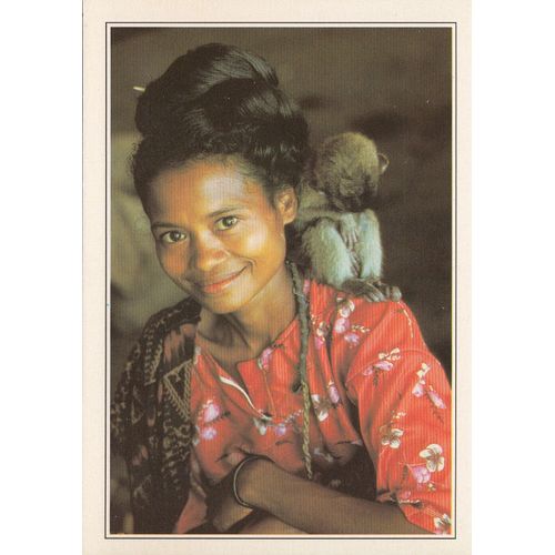Flores, " Femme Avec Singe ", Indonésie.