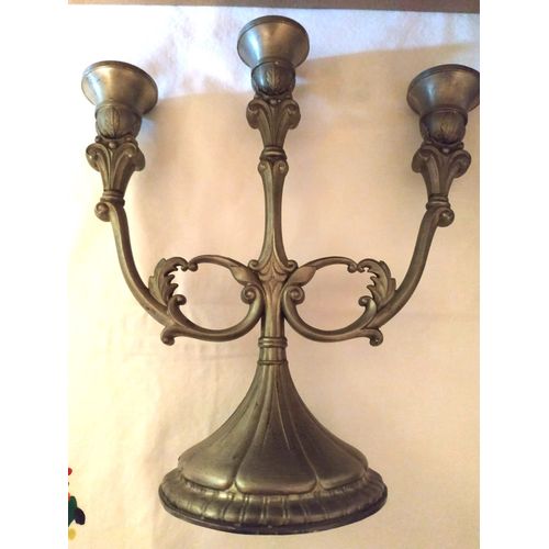 Chandelier Bougeoir À 3 Branches En Étain - Décoré Feuillage Et Fleurs De Lys - Feston Sur La Base (Déformée Au Bord Sur 4cm) - Hauteur 25cm - Largeur 21cm - Estampillé 97% Zinn