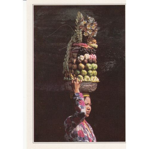 Bali, " Porteuse D'offrandes Au Temple ", Indonésie.