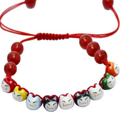 Bracelet Cordon Ajustable Tête De Chat Chinois Maneki Neko Porte Bonheur Accessoire Perles Coloris Rouge Et Noir - Black Sugar Paris Déguisement Cosplay Manga Anime Mode Japonaise Lolita Gothique