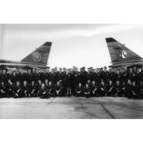 Militaria - Aviation  - Le Personnel De L'escadron De Chasse 02.007 "Argonne" Sur La Base Aérienne 113 Saint-Dizier