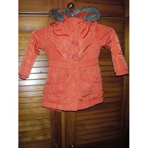 Doudoune Fille À Capuche Entièrement Doublée Molleton ,De Marque Vert Baudet ,Taille 3 Ans ,De Couleur Orange Fluo ,Fermeture Intérieure Et Extérieure ,Pressions Et Boutons ,2 Poches Sous Rabat .