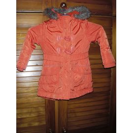 Doudoune Fille À Capuche Entièrement Doublée Molleton ,De Marque Vert Baudet ,Taille 3 Ans ,De Couleur Orange Fluo ,Fermeture Intérieure Et Extérieure ,Pressions Et Boutons ,2 Poches Sous Rabat .