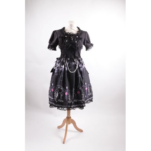 Robe Lolita Gothique Baby Doll Manches Courtes Imprimés Kawaii Rubans Perles Dentelle Noire Coloris Rouge, Bleu Et Noir Tailles S Au Xl. Black Sugar Cosplay Déguisement Mode Japonaise Harajuku