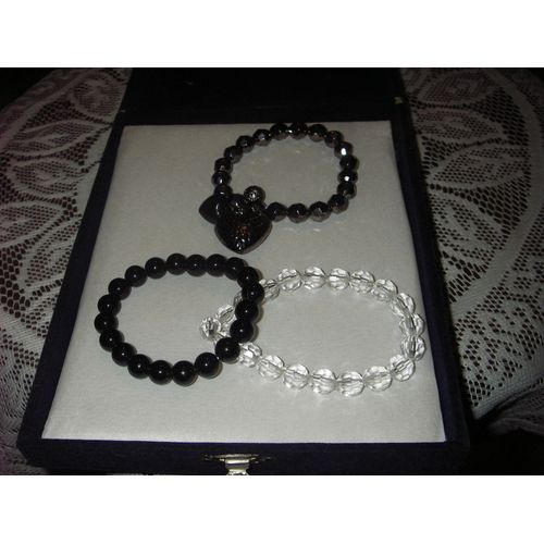 Trio De Bracelets Élastiqués En Perles ,L'un Transparent ,L'autre Noir Et Le Dernier À Facettes Gris Avec 3 Pendentifs ,2 CUrs ,Le Petit En Plastique Noir ,Le Gros En Plastique Façon Métal Vieilli ,