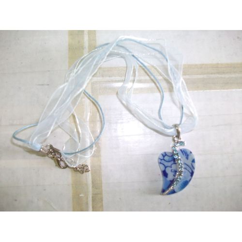 Collier Bleu Avec Strass ( Chaine Tissu Et Pendentif Bleu )