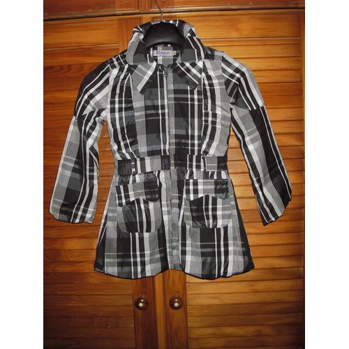 Veste Coupe Vent Zippée Entièrement Doublée Molleton De Marque Freestar (Fashion For Girls ) ,50%Coton /50% Polyester ,Taille 8 Ans ,De Couleur Imprimés Gris Et Blancs , Froncée ,Bas Effet Bouffant .