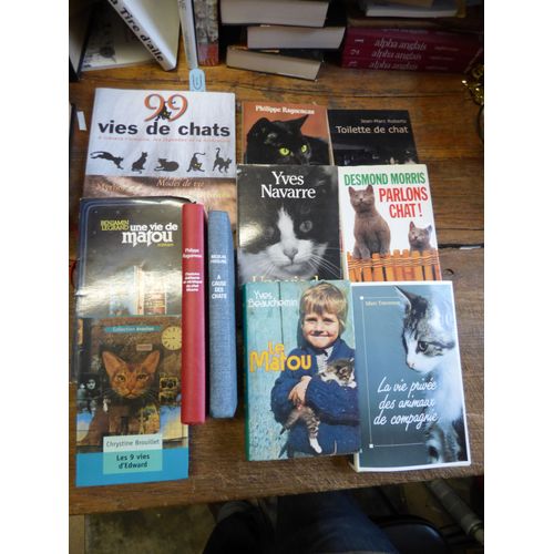 Lot De 11 Livres Et Romans Au Sujet Des Chats : Parlons Chats ! De Desmond Morris / La Vie Privée Des Animaux De Compagnie Par Marc Traverson /  Toilette De Chat  De Jean Marc Roberts