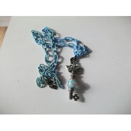 Collier Bleu Avec Une Clé