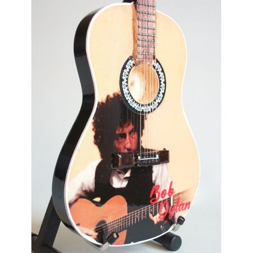 Guitare Miniature De Style Acoustique Bob Dylan Jouant De La Guitare