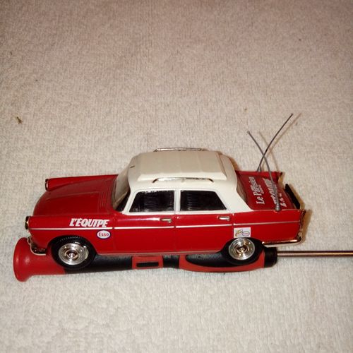 Voiture Tour De France - Peugeot 404 "Le Parisien" "L'équipe" - Rouge Et Bleue - Echelle 1/43