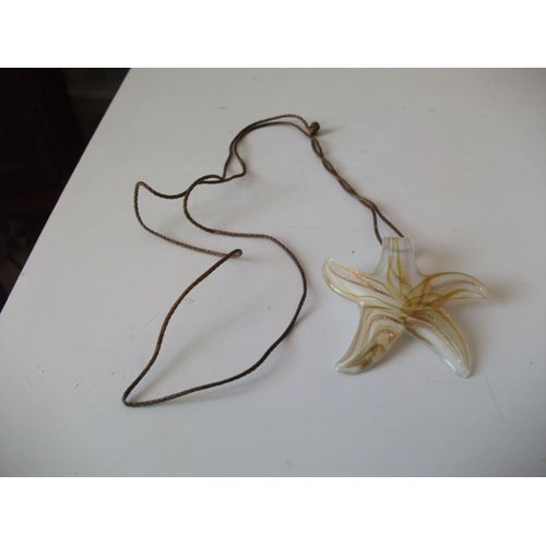 Collier De Cuir Et Pendentif En Etoile