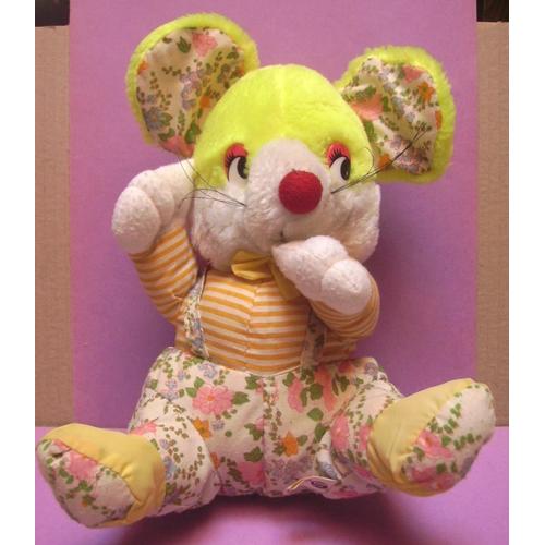 Peluche Souris Assise Suçant Son Pouce - 24 Cm