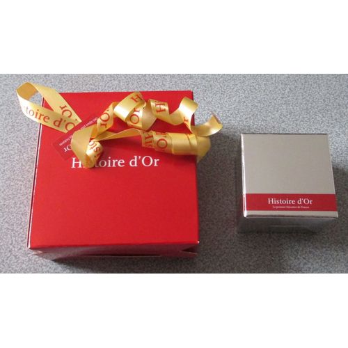 Boites Cartons De Présentation Ou De Rangement Pour Bijoux - 1 Rouge 9.5x14x4.Cm Avec Noeud Doré + 1 Grise Argentée 5.5x5.5x3.5 Avec Bandeau Rouge - Inscriptions Histoire D' Or 