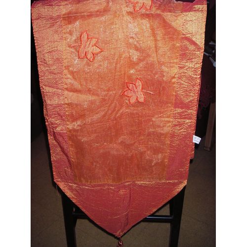 Chemin De Table 100% Polyester De Couleur Orange ,Fantaisies Feuilles Brodées Sur Tulle Ton Sur Ton ,Bords Façon Froissés ,Extrémités Triangulaires ,Finitions Pompons ,Dimensions :Sans Les Pompons 134