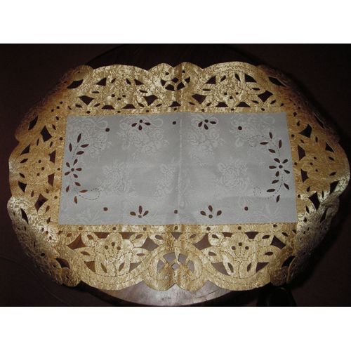 Napperon Rectangulaire Ajouré ,Fantaisies Feuilles ,Fleurs ,De Couleur Beige En Son Milieu ,Dorée Sur Les Bords ,Dimensions 42,5 X 29,5 Cm .