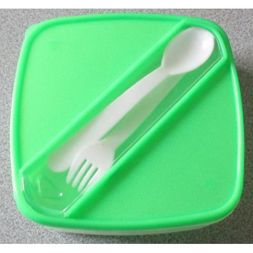 Boite Plastique Carrée 13.5x13.5cm Avec Couvercle Vert Dans Lequel Se Trouve Un Couvert (Fourchette Et Cuiller) Sous Une Partie Coulissante - Pour Transporter Son Dejeuner Ou Une Petite Collation 