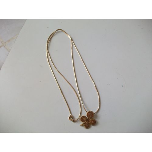 Collier Doré Avec Trefle
