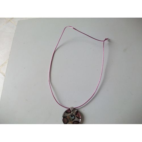 Collier De Cuir Un Pendentif Ronde