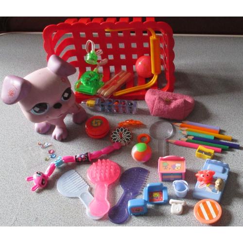 Panier Plastique Garni Avec Joujoux :Petshop, Mini Lampe, Mobilier Poupée, Loupe, Yoyo, Toupie, Bracelet Bizu, Crayons Couleurs, Taille Crayon, Bourse Rose, Balle, Peignes, Brosse, Ballon Porte-Clés, Figurines, Etc