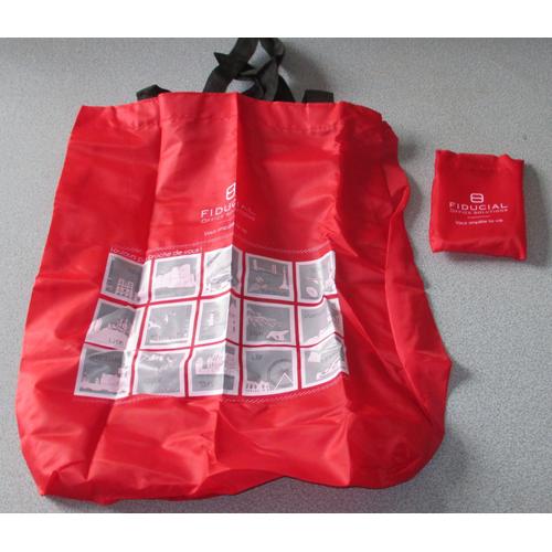 Petit Sac D'appoint En Nylon Rouge Qui Se Range Dans Une Pochette Fermant Par Scratch - Marqué Fiducial Office Solutions- 2 Anses De Portage Déplié - 40x42cm - Mousqueton De Fixation