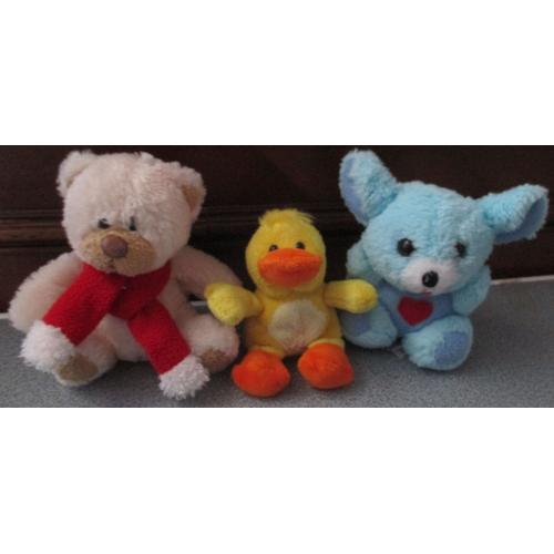 Trois Petites Peluches Tendresse : Un Nounours Assis Au Cache-Nez Rouge Cobico (12cm) + Un Caneton Jaune Keel Toys (9cm) + Un Lapin Bleu Assis Avec Petit Coeur Rouge Lz (12cm)