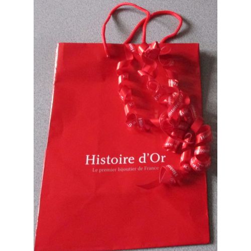 Sac/Pochette De Présentation En Papier Rigide Rouge Brillant - Avec 2 Anses De Portage Et Un Flot De Bolduc Ondulé Marqué Histoire DOr- 20x28x12cm -  Mention Histoire D' Or Devant Et Derrière