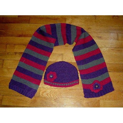 Ensemble Bonnet Violet Avec Fleurs Rouge Et Echarpe À Rayures Rouge Violet Et Gris Sergent Major Taille 14 Ans