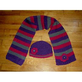 Ensemble Bonnet Violet Avec Fleurs Rouge Et Echarpe À Rayures Rouge Violet Et Gris Sergent Major Taille 14 Ans