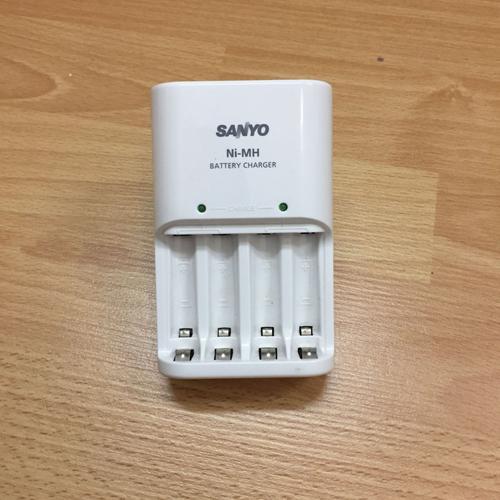 Chargeur de piles Sanyo pour 4 piles AA rechargeables