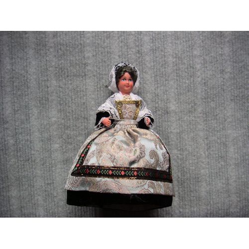 Poupée Régionale  De Collecction Coiffe En Couronne
