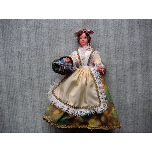 Poupée De Collection - Vendangeuse