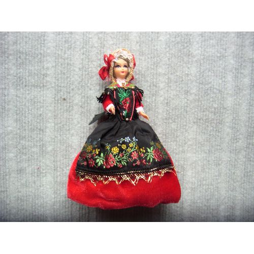 Poupée De Collection Régionale Robe Rouge