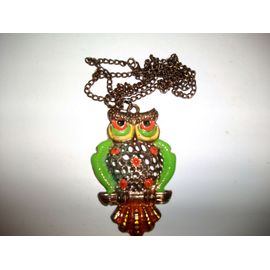 Collier En Acier Avec Un Hiboux De Couleur