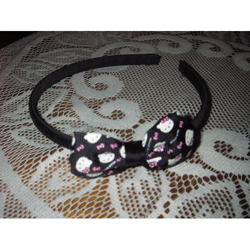 Serre-Tête Fantaisie Petit Noeud Hello Kiti ,De Couleur Noir ,Blanc ,Rose ,Dimensions :Diamètre 12 Cm ,( Extensible ) .