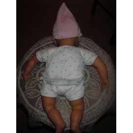 Poupon Parlant De Marque Berchet ( Dit :Maman ,Papa ,Rit ,Gazouille ),Corps Souple ,Tête ,Bras ,Jambes En Caoutchouc Corps En Body Tissu À Scratch À L'arrière ,Intérieur En Mousse ,Coiffé D'un Bonnet 