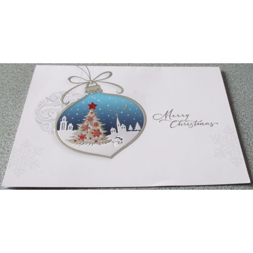 Carte Double Fond Blanc Avec Un Coeur Entouré D'un Filet Argent Façon Boule De Noël Et Renfermant Une Image De Village Enneigé Avec Un Sapin Décoré Et Un Bonhomme De Neige-Mention Merry Christmas