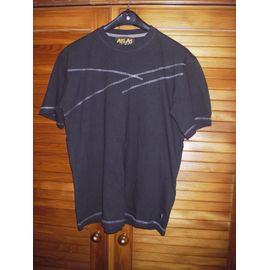 T-Shirt Manches Courtes Atlas For Men ,Modèle Paradise Island,100% Coton ,Taille M ,De Couleur Noire ,Couture Bandes Blanches Sur La Poitrine ,Les Épaules ,Le Bord Des Manches ,Et Du Bas .