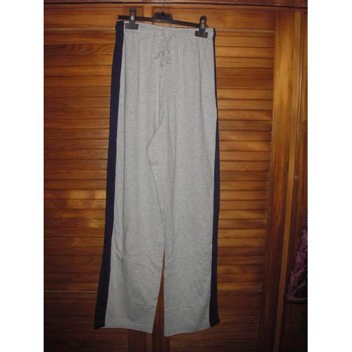 Pantalon Détente De Marque Damart ,100%Coton ,Taille S ,De Couleur Gris Clair Bande Noire Sur Les Cotés ,Poche À L'arrière Sur La Gauche ,Taille Élastiquée ,Lacet De Serrage À La Taille . 