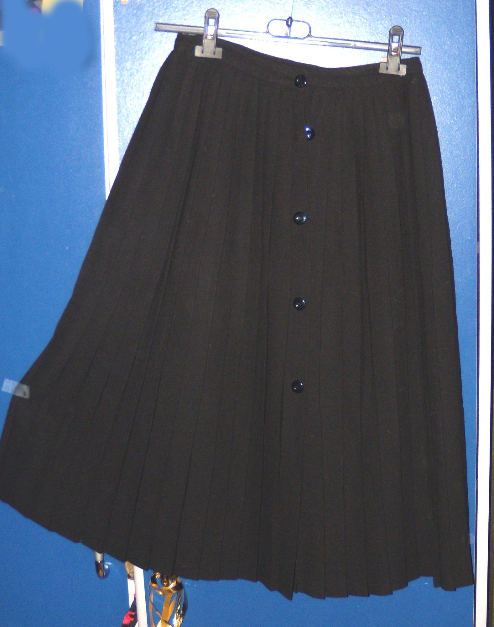 jupe noire boutonnée devant