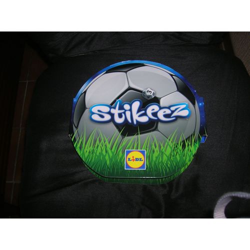 Boite De 17 Stikeez + Plateau De Jeu.