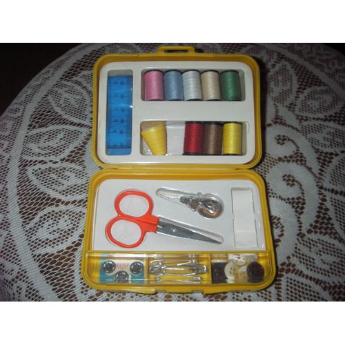 Boite À Couture De Voyage Garnie 30 Pièces ,En Pvc Résistant De Couleur Jaune ,Dimensions :12 X 8 X 4 Cm .