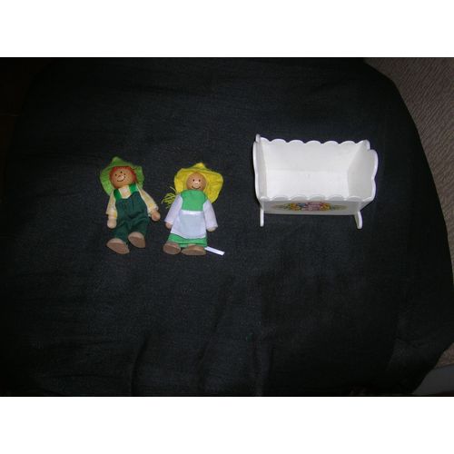 Lot De 2 Petites Poupées En Bois 9 Cm + Petit Lit.