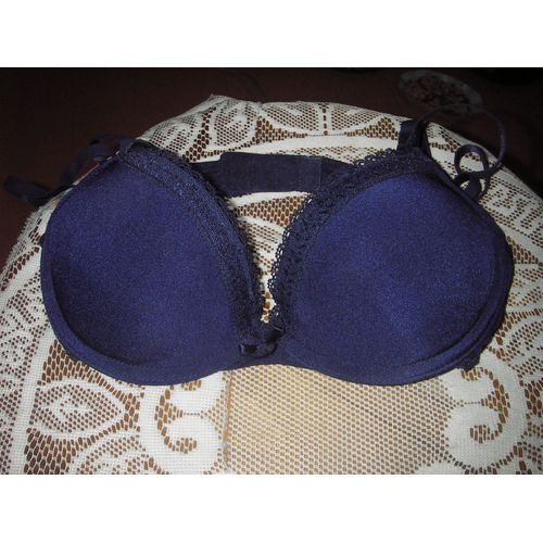 Soutien-Gorge À Armature De Marque H&m ,56% Polyamide ,34%Polyester ,10% Élasthane ,Taille Française 85c ,Européenne 70 C , Bleu Foncé ,3 Rangs 2 Agraffes ,Bretelles Réglables ,Bords Fine Dentelle .